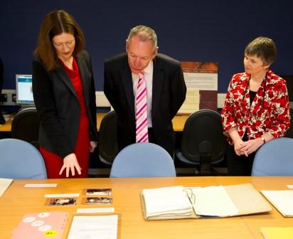 Culture Minister visits Archives 